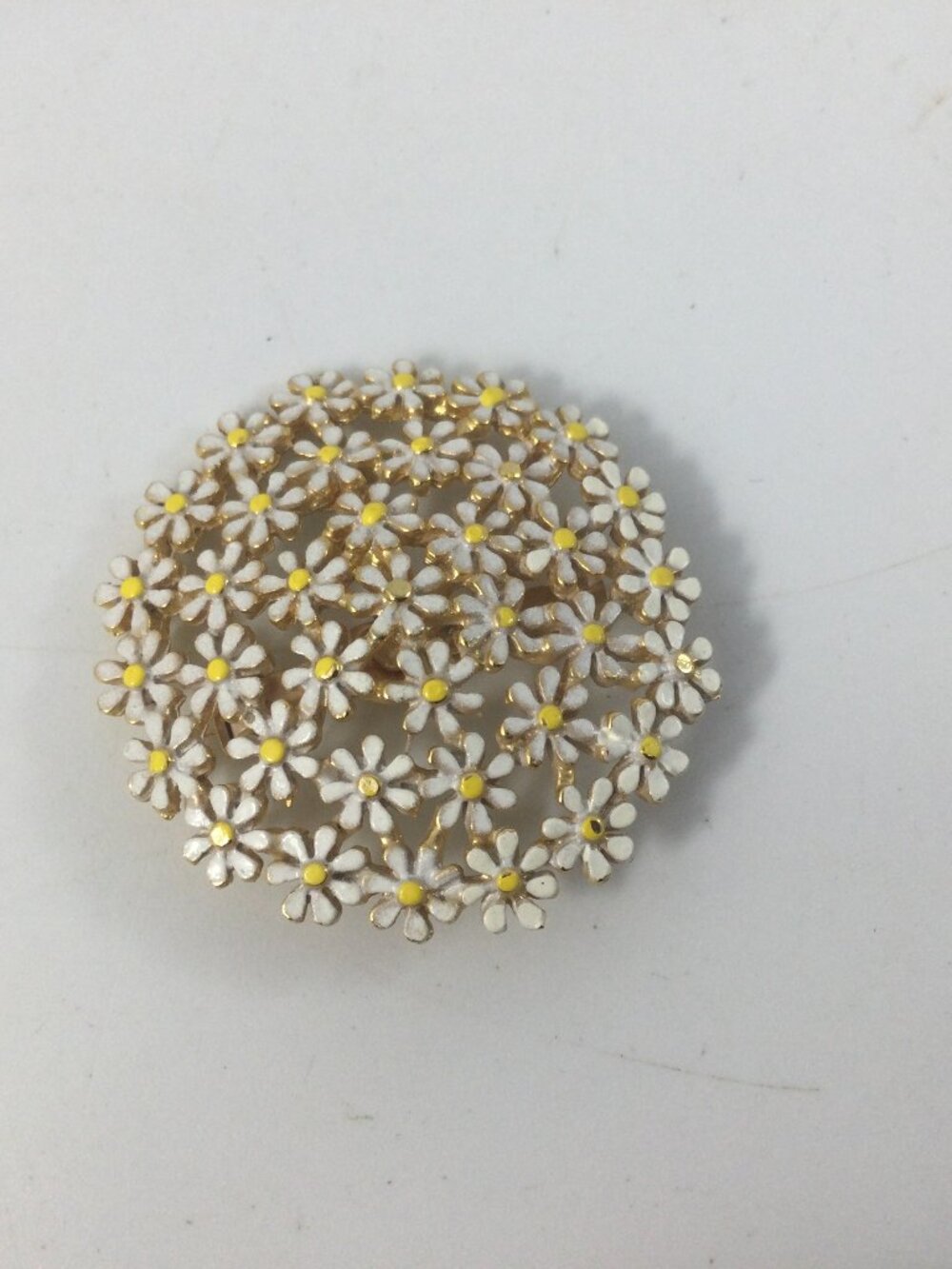 Vintage Weiss Daisy Enamel Brooch White Yellow Gold Tone Metal 1.5"